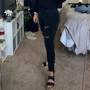 AMERICAN EAGLE Black Skinny jeans with rips!